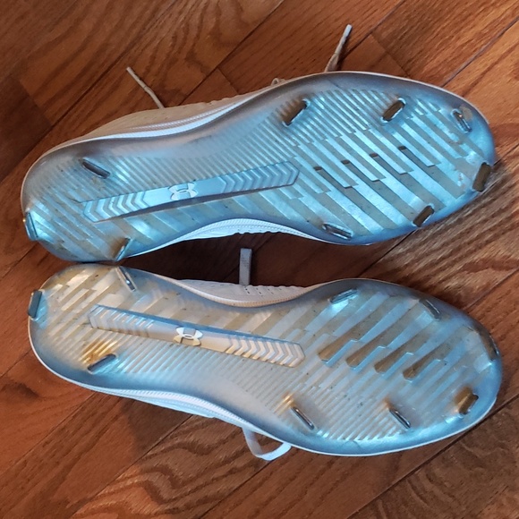 GIRLS SOFTBALL METAL CLEATS UNDER ARMOR SIZE 9 - Picture 4 of 6